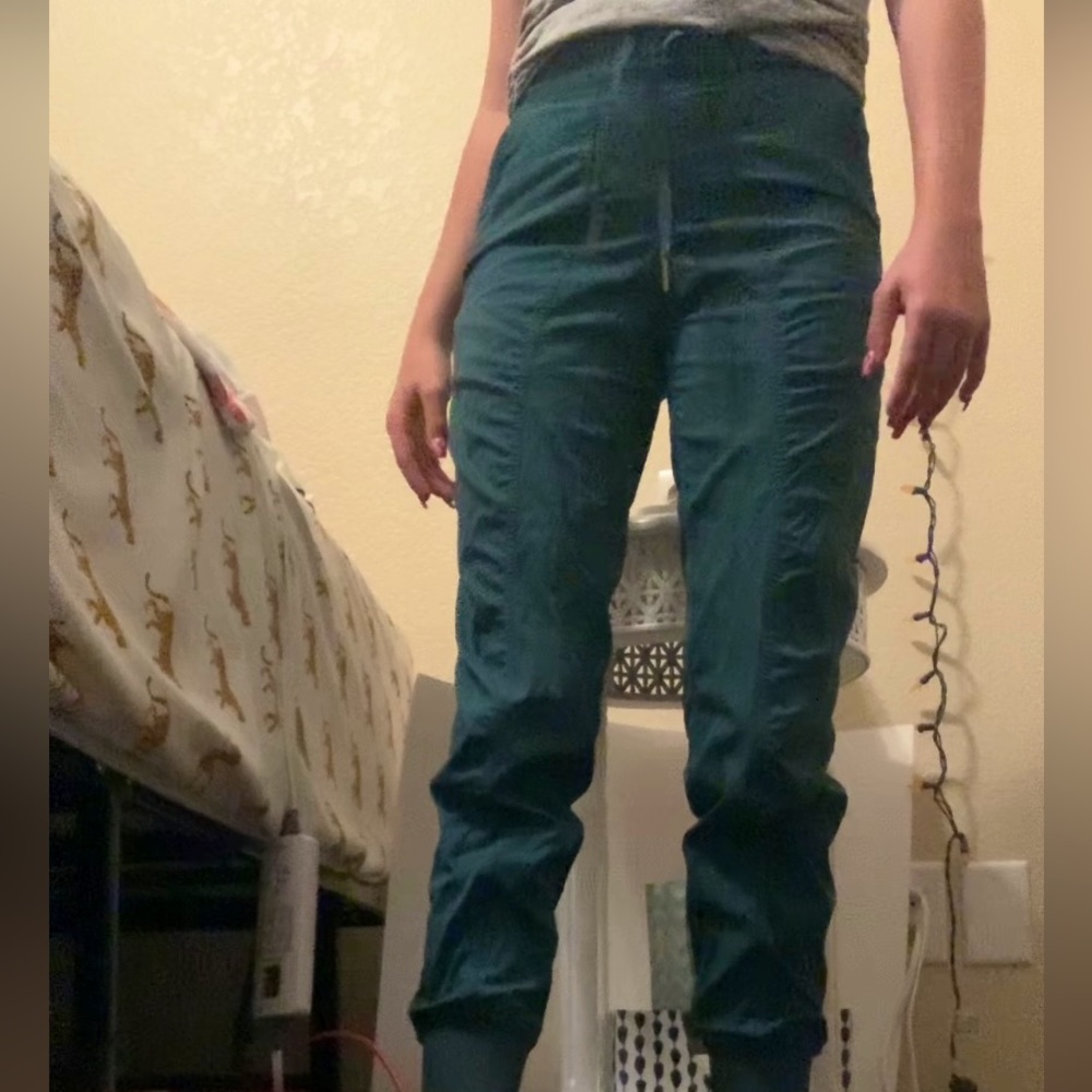 Lululemon Green Jasper Mid rise dance studio joggers size 0